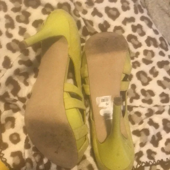 Shoes - Picture 5 of 8